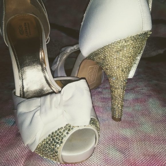 Unforgettable Moments Vintage Satin Rhinestone Heels (Fits Like a Size 9) - Picture 3 of 14